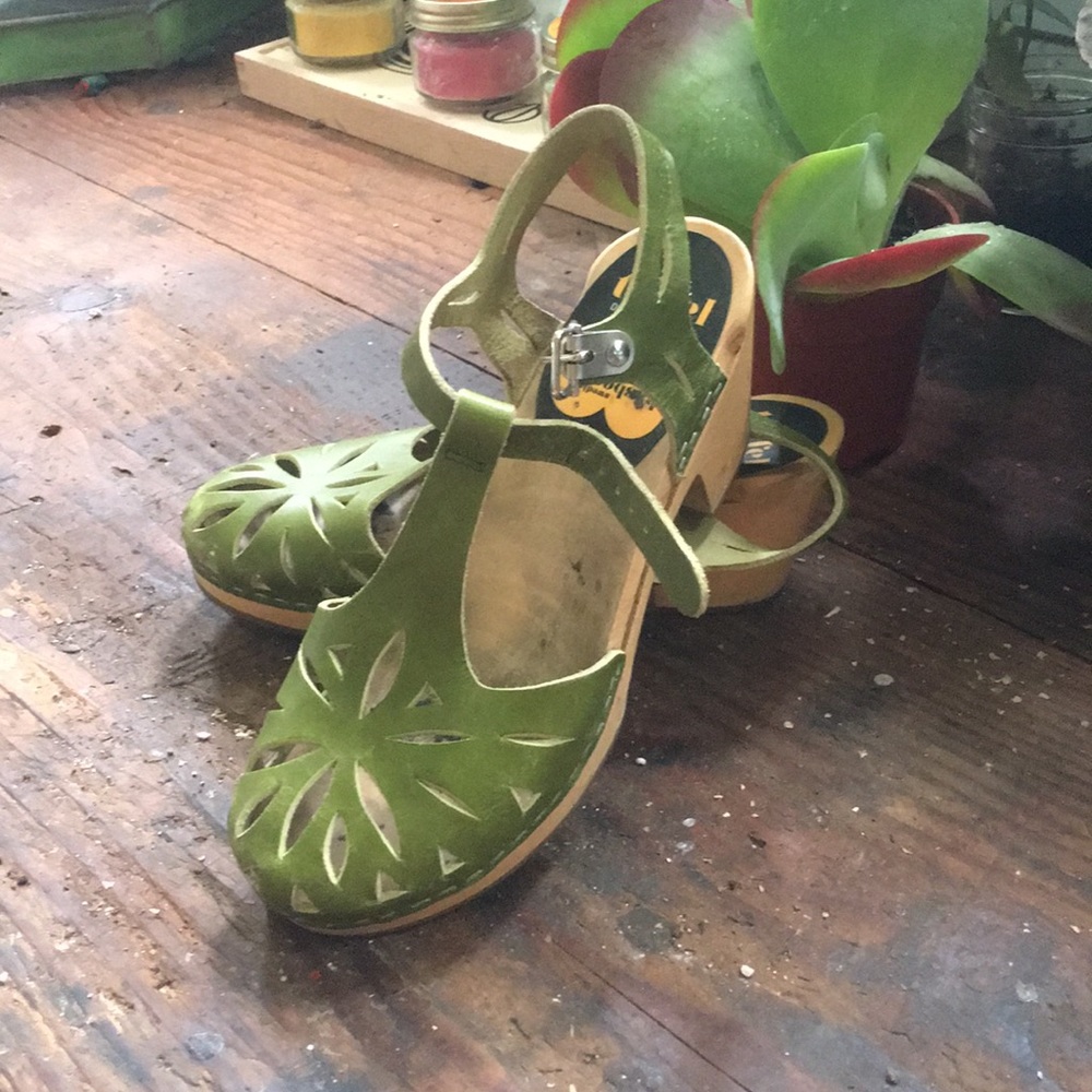 Women's size 6 green Swedish Hasbeens Clogs
